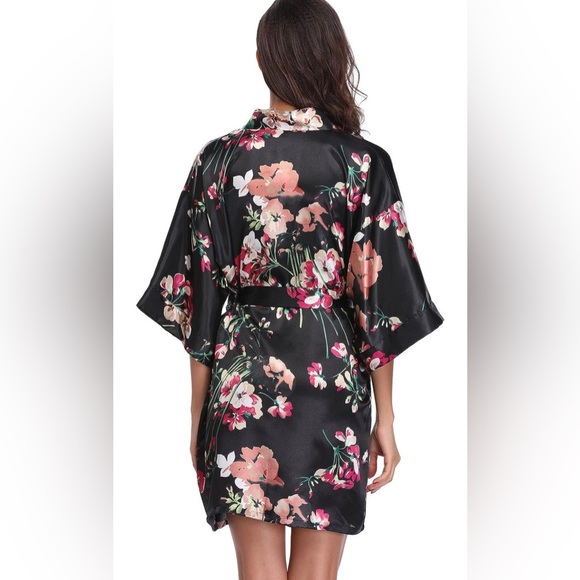 Kimono short satin robe Black with floral pattern size small - Picture 3 of 6